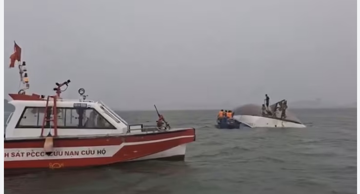 Ha Long Bay Boat Capsize Image