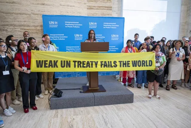 Pro Treaty Members Gathered In Solidarity