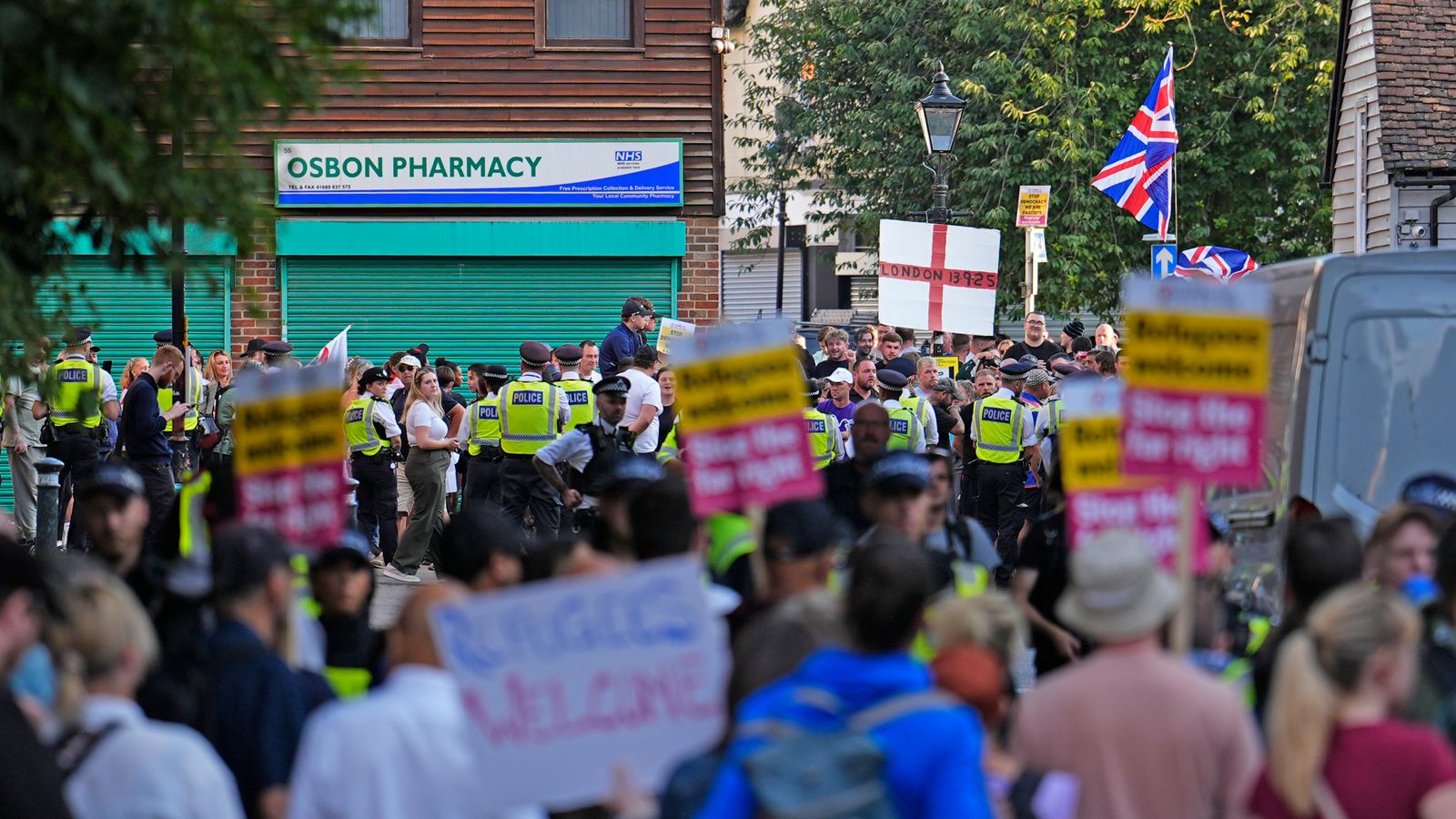 Protesters And Counter Protesters Clashed While Police Intervene Separating Them