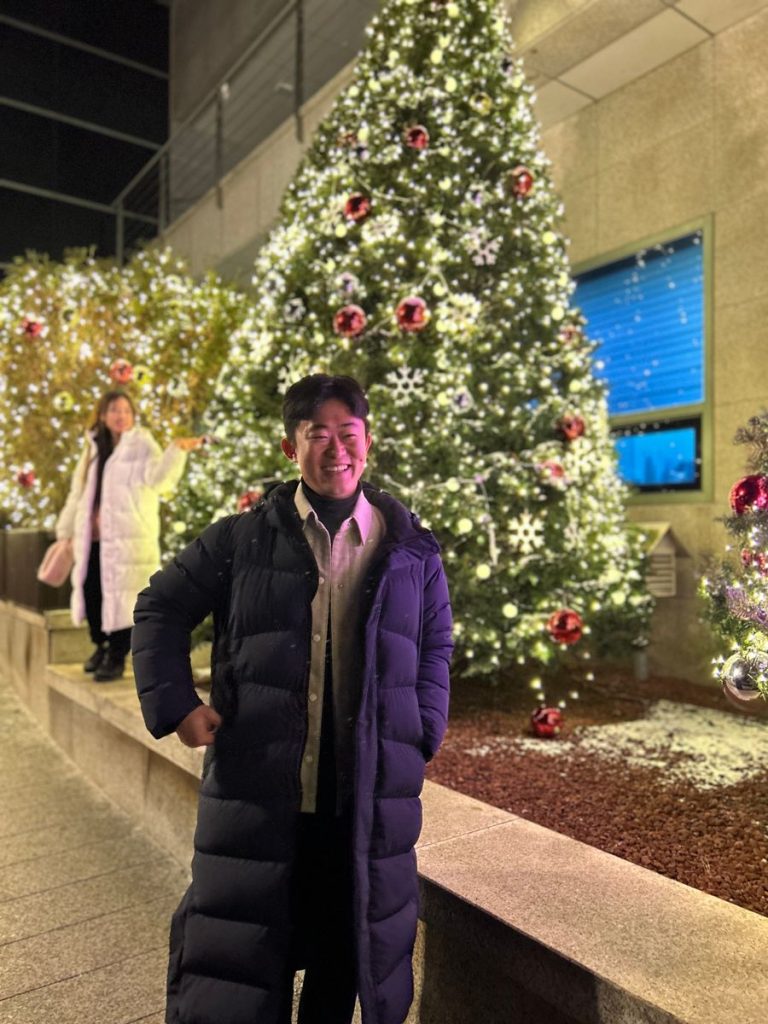 Il Yong Ju In South Korea With A Christmas Tree