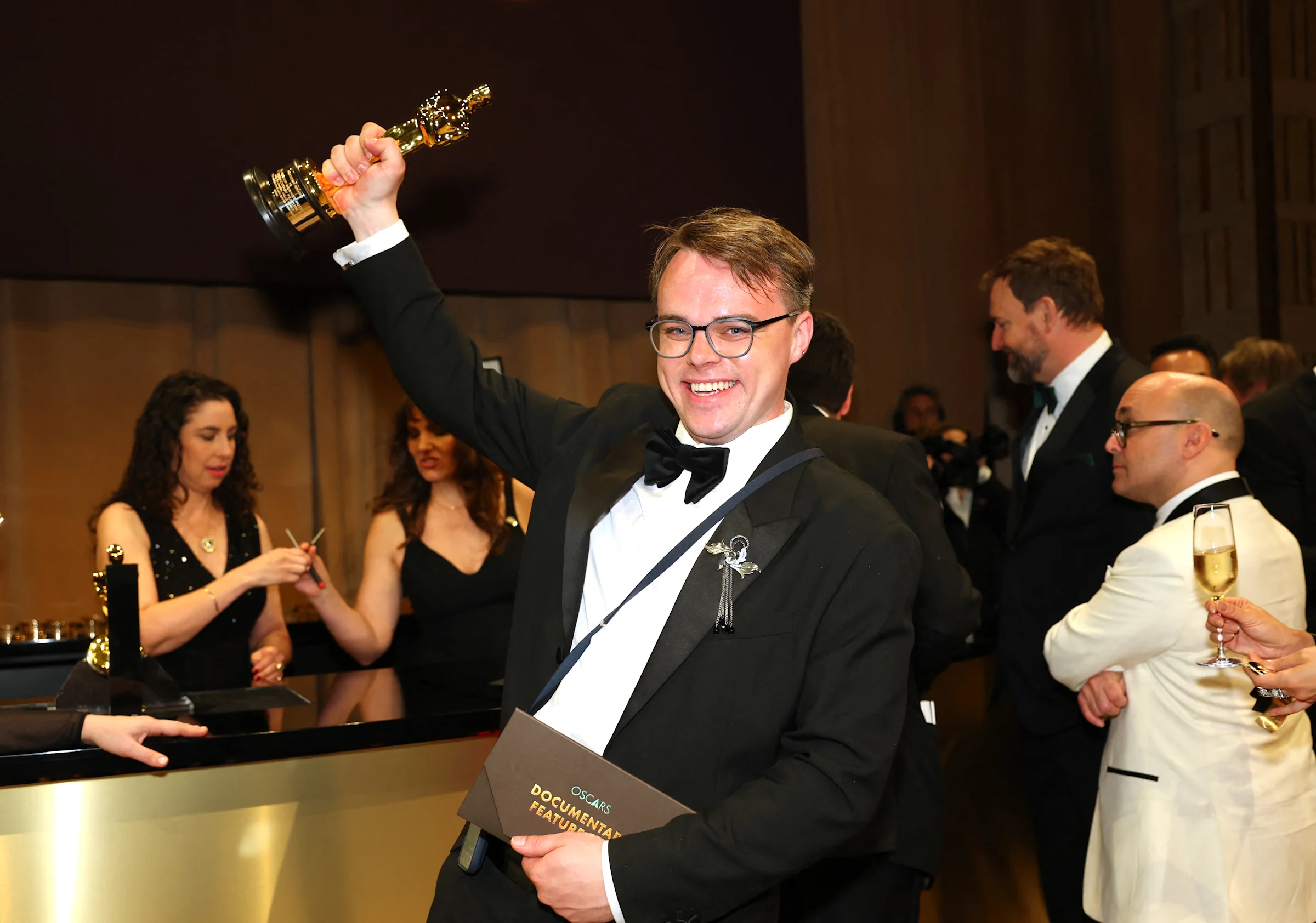 Posha Holding His Oscar Award Which He Claimed Has Been Lost